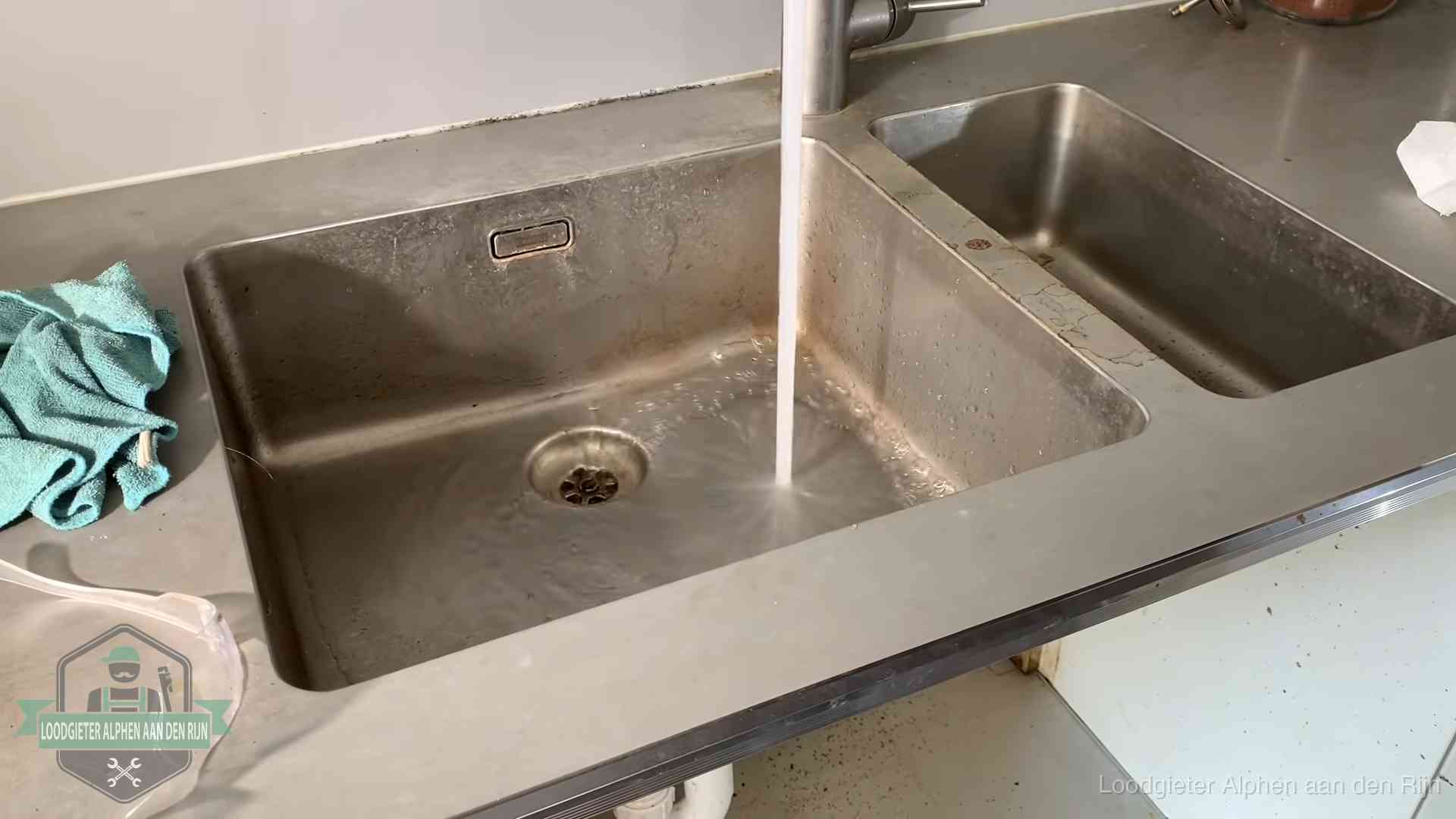 Vastlopende afvoer herkennen in Alphen aan den Rijn Doorstroomtest van de afvoer bij een gootsteen in Alphen aan den Rijn