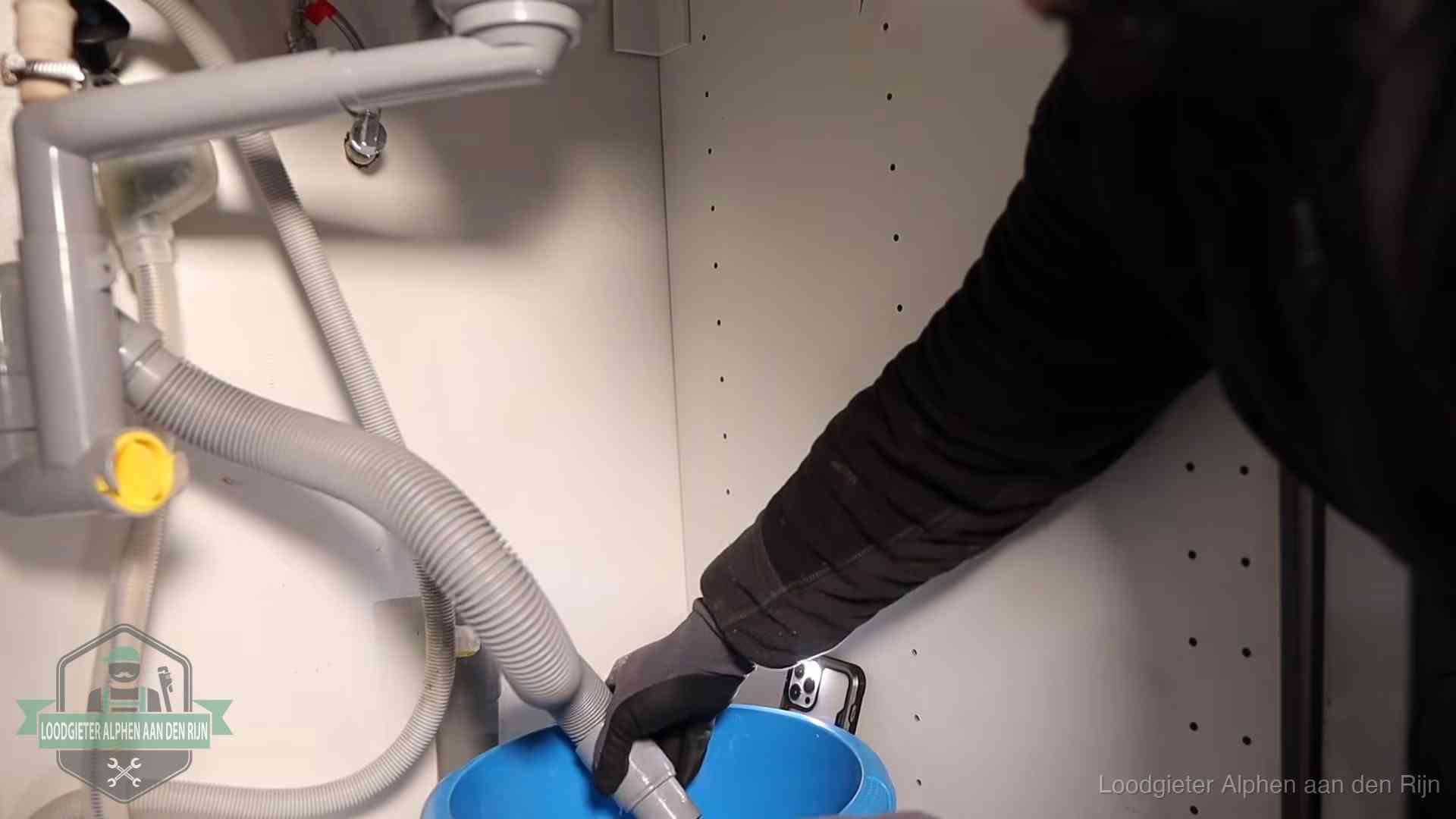 Zelf je afvoer legen in Alphen aan den Rijn Afvoerslang loopt leeg in een emmer onder de gootsteen in Alphen aan den Rijn, een klus die je zelf kunt doen