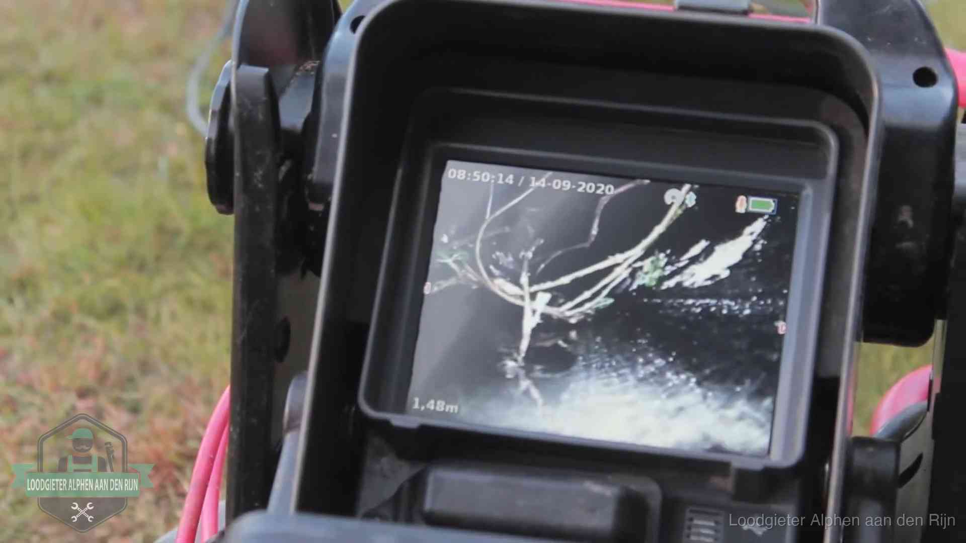 Camera-inspectie van het riool in Alphen aan den Rijn Monitor van een rioolcamera toont wortelingroei in de rioolbuis bij een woning in Alphen aan den Rijn