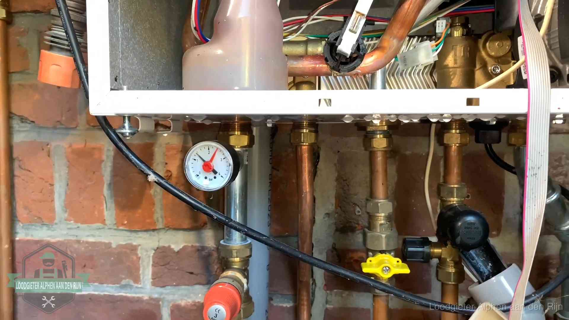 Cv-ketel verliest druk in Alphen aan den Rijn Manometer en aansluitleidingen onder een cv-ketel in Alphen aan den Rijn bij controle op drukverlies