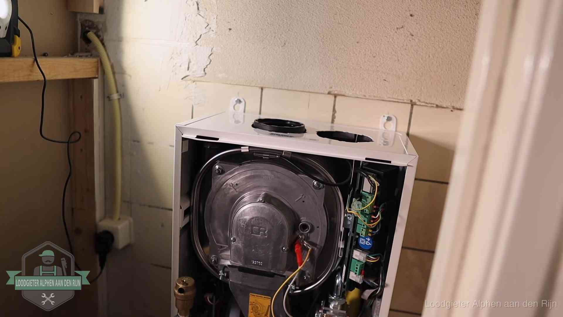 Onderhoudsbeurt cv-ketel in Alphen aan den Rijn Geopende cv-ketel tijdens een onderhoudsbeurt in Alphen aan den Rijn, met brander en warmtewisselaar zichtbaar