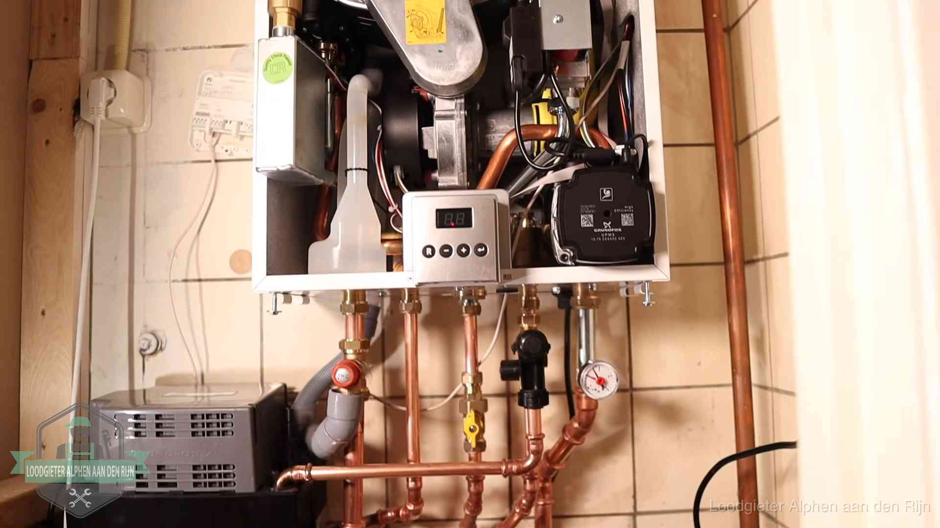 Zuiniger stoken na cv-onderhoud in Alphen aan den Rijn Geopende cv-ketel met brander en cv-pomp tijdens een onderhoudsbeurt in Alphen aan den Rijn