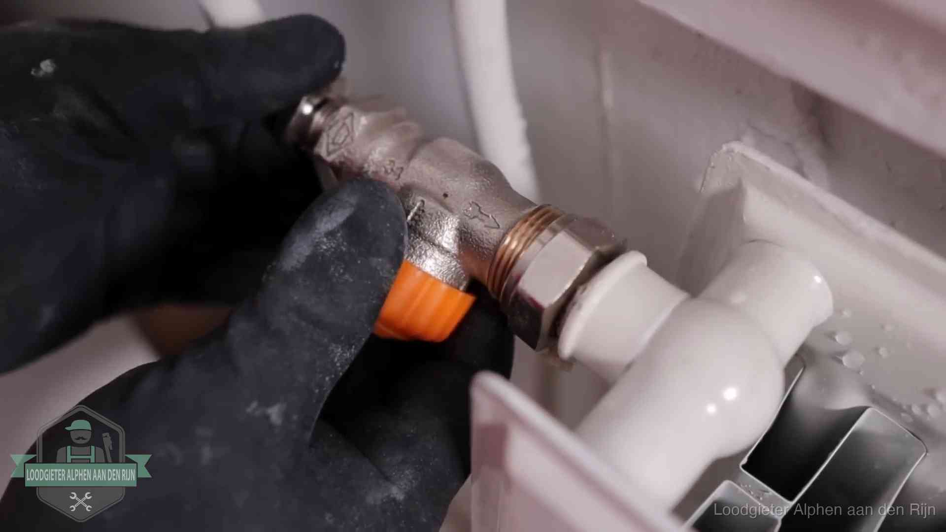 Je cv winterklaar maken in Alphen aan den Rijn Thermostaatkraan wordt gemonteerd op een radiator in Alphen aan den Rijn voor het stookseizoen