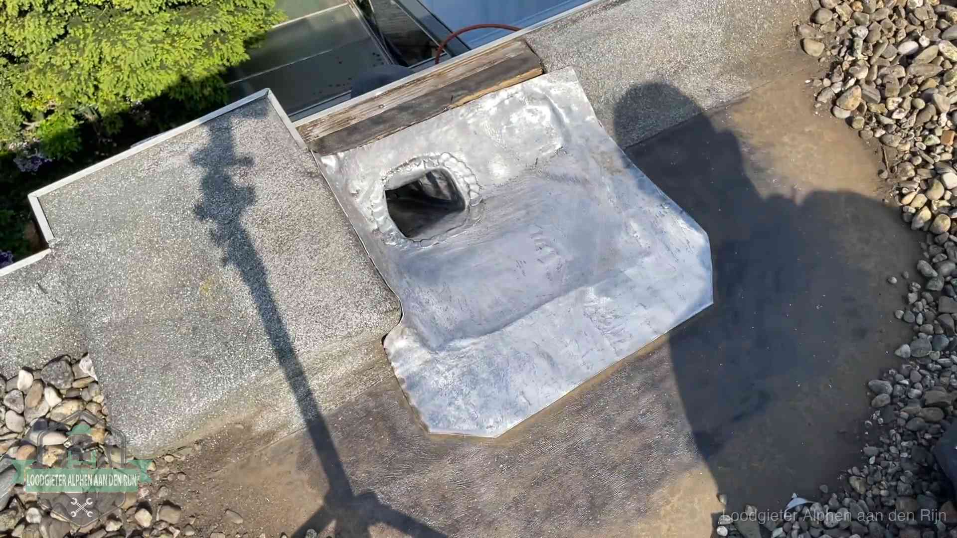 Noodafdichting bij daklekkage in Alphen aan den Rijn Vers afgedichte dakdoorvoer met lood en zink op een plat dak in Alphen aan den Rijn