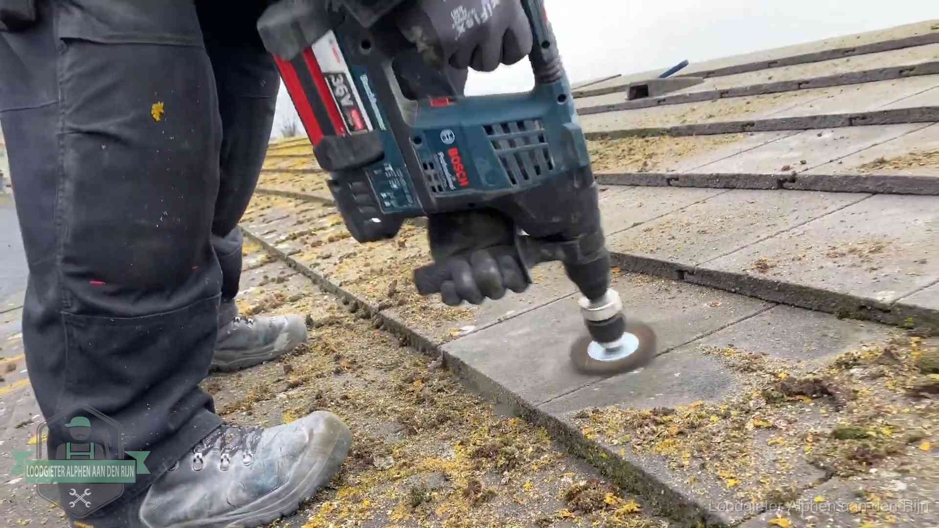 Dakonderhoud en preventie in Alphen aan den Rijn Betonnen dakpannen worden machinaal gereinigd tijdens dakonderhoud in Alphen aan den Rijn