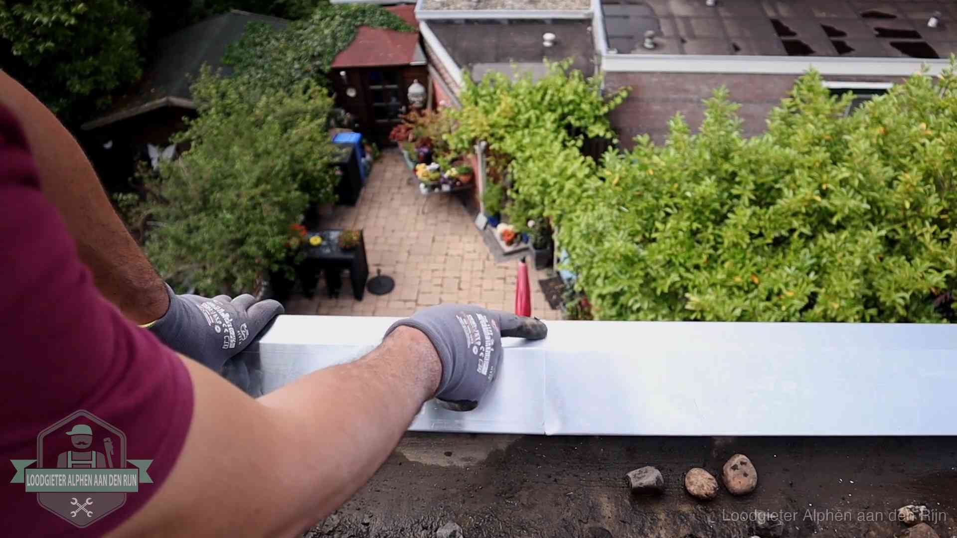 Daklekkage geregeld in Alphen aan den Rijn Vakman plaatst een daktrim op de dakrand van een woning in Alphen aan den Rijn