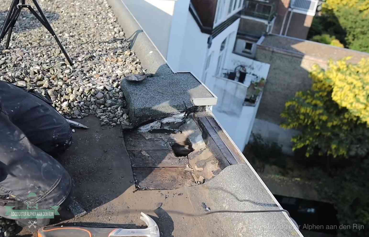 Gevolgen van een daklekkage in Alphen aan den Rijn Opengelegde dakrand met verrot dakbeschot door een langdurige daklekkage in Alphen aan den Rijn