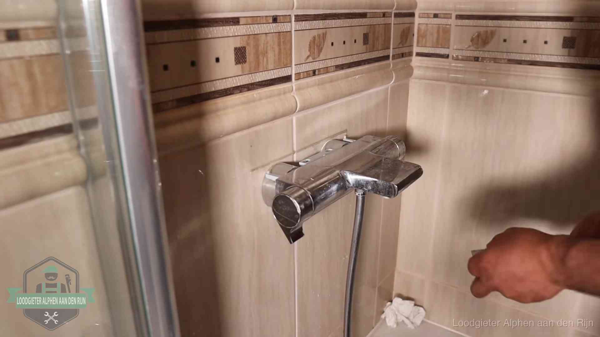 Kalkaanslag en je cv-ketel in Alphen aan den Rijn Verkalkte douche-mengkraan in Alphen aan den Rijn, hetzelfde kalk dat zich in de warmtewisselaar afzet