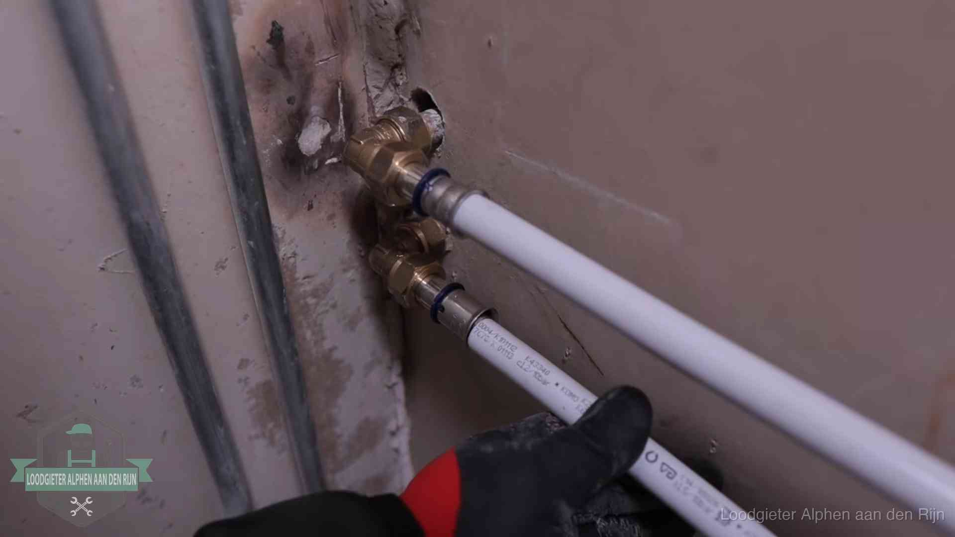 Meerlagenbuizen met keurmerk en rvs persfittingen op muuraansluitingen in Alphen aan den Rijn