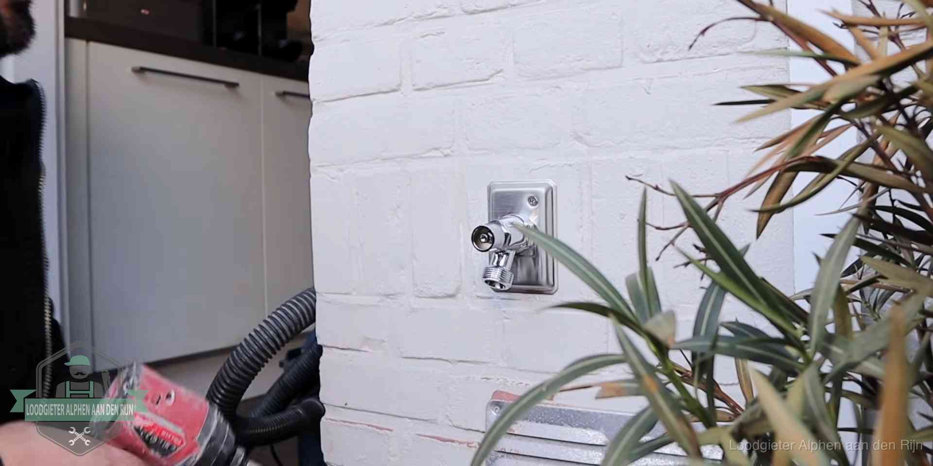 Daklek of leidinglek testen in Alphen aan den Rijn Chromen kraan op een muurplaat bij een woning in Alphen aan den Rijn, dichtdraaien is stap een van de lektest
