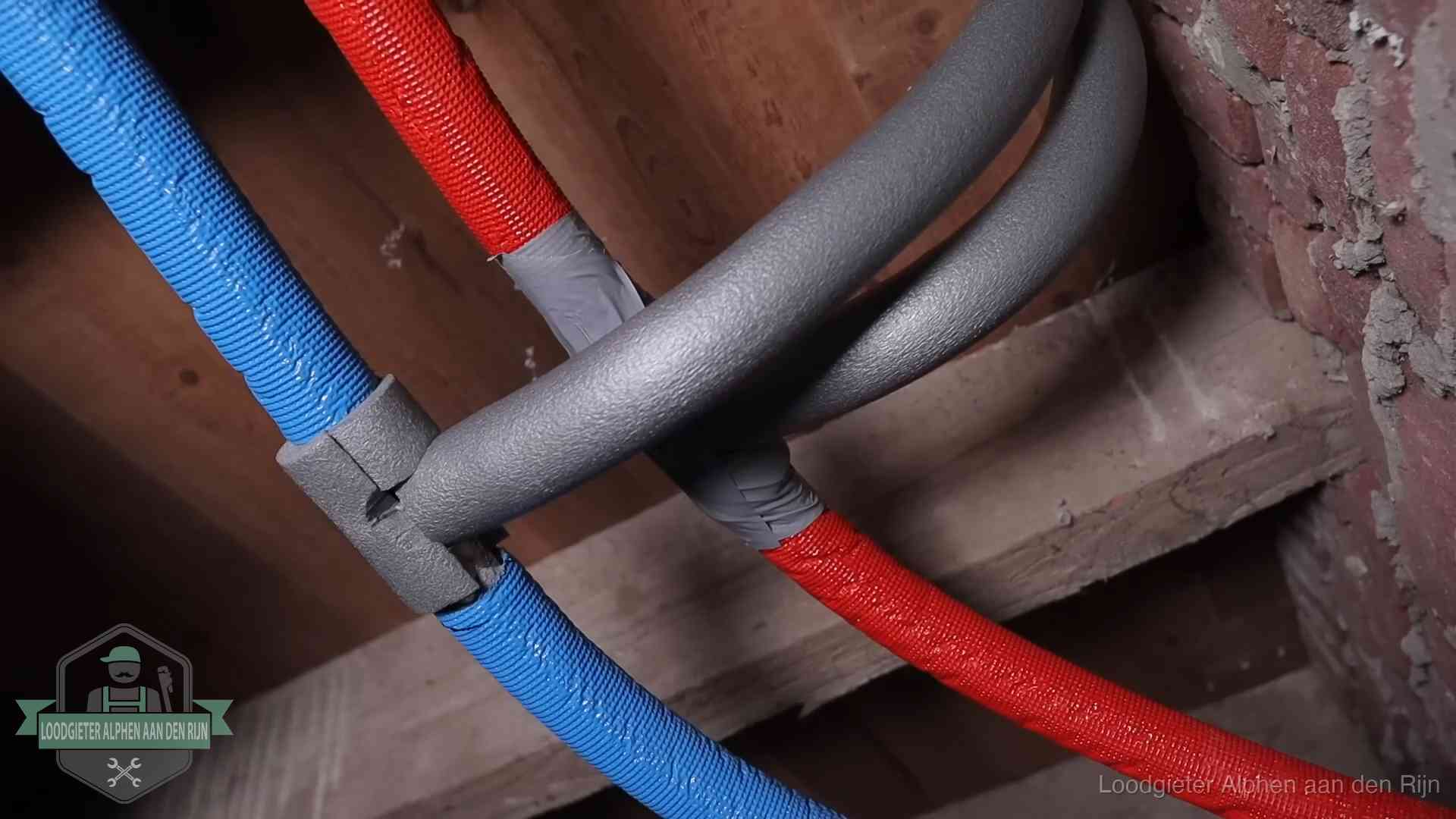 Bevroren leidingen voorkomen in Alphen aan den Rijn Geïsoleerde waterleidingen langs houten balken tegen bevriezing in Alphen aan den Rijn