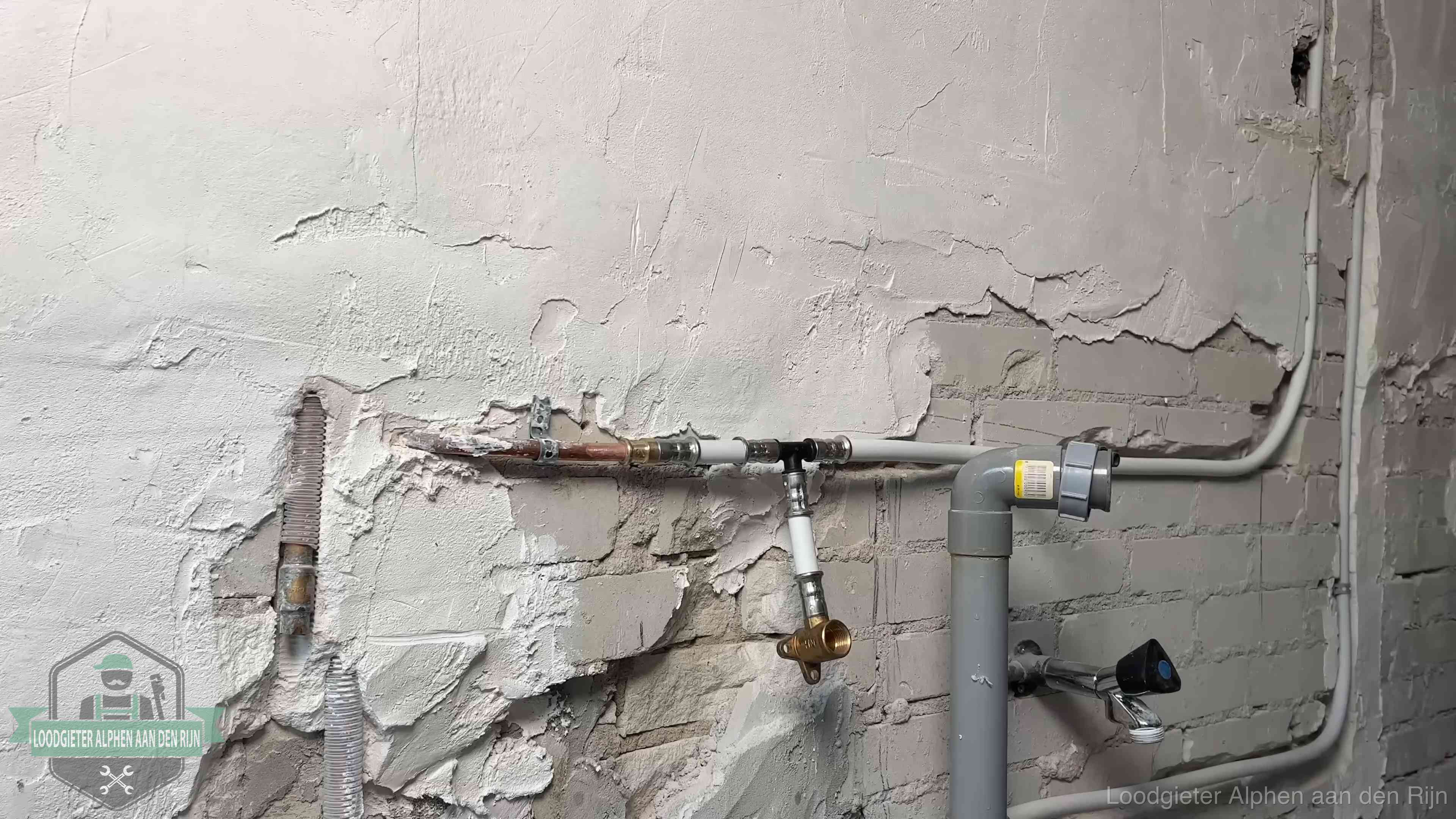 Nieuw leidingwerk naast een oud verroest leidingrestant in een woning in Alphen aan den Rijn