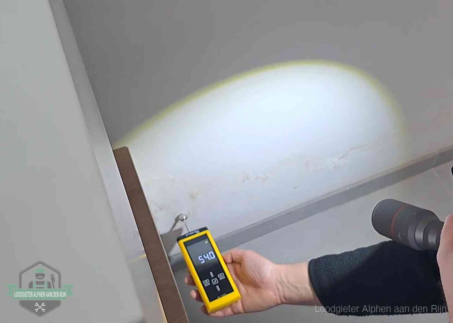 Lekdetectie-technieken in Alphen aan den Rijn Vochtmeter tegen een natte wand met lekkagesporen in Alphen aan den Rijn