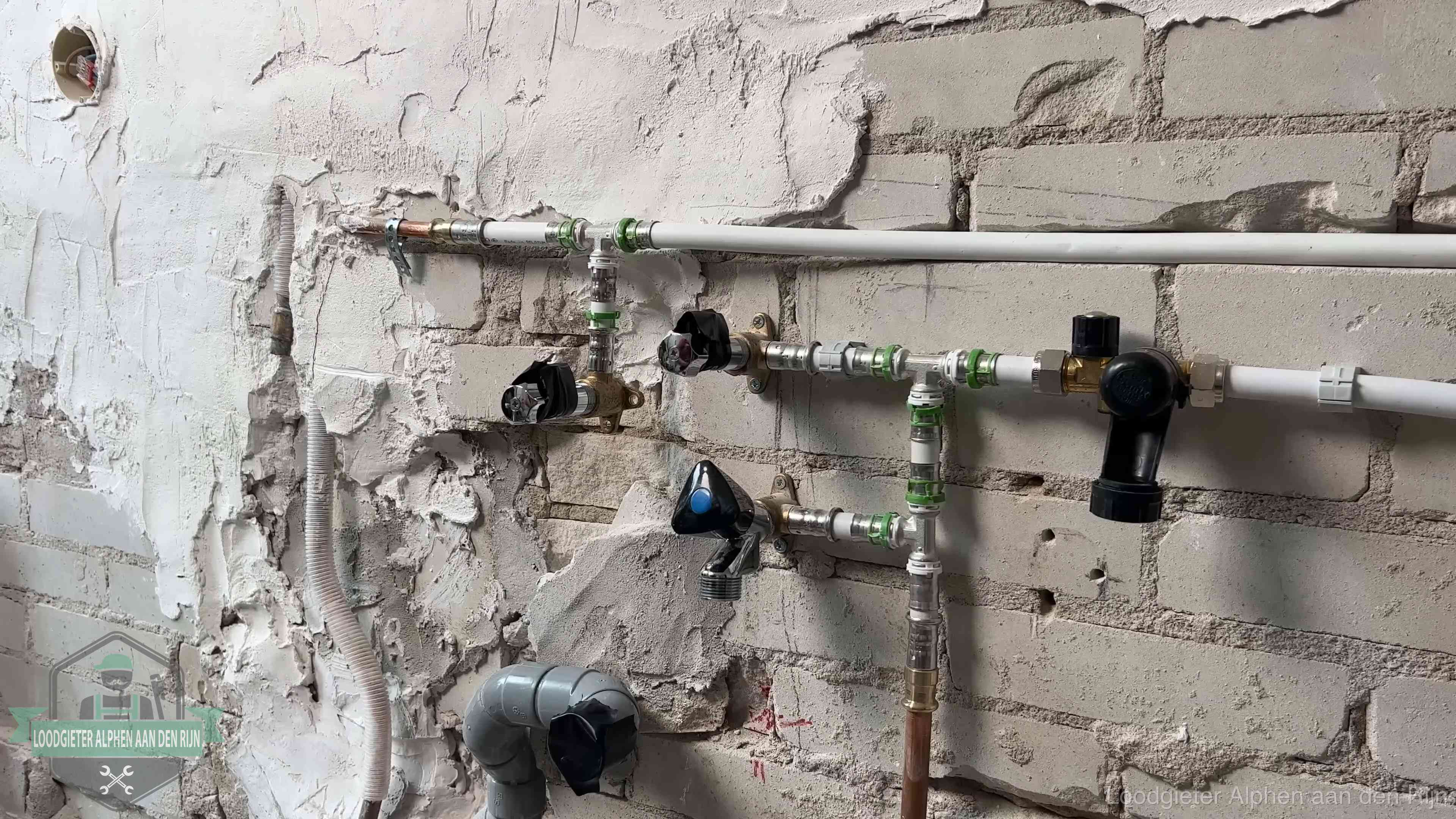 Nieuw aangelegd leidingwerk met persfittingen tijdens een verbouwing in Alphen aan den Rijn