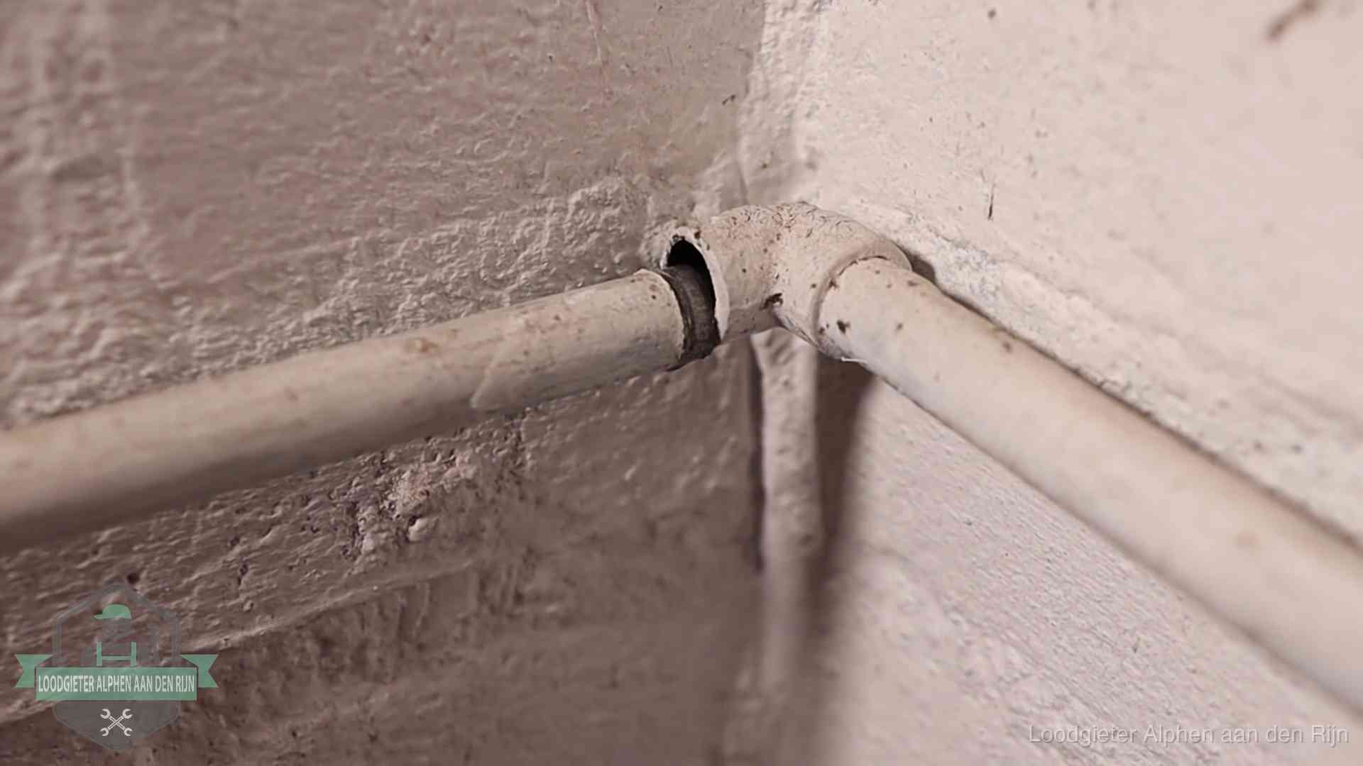 Oude waterleidingen en verborgen lekkage in Alphen aan den Rijn Oude geverfde waterleiding met een losliggende fitting in een woning in Alphen aan den Rijn