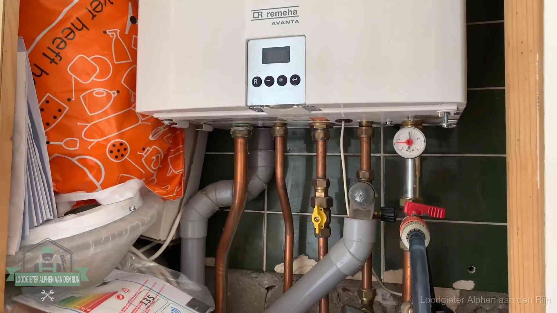 Remeha cv-ketel onderhoud in Alphen aan den Rijn Oudere Remeha cv-ketel in een ketelkast in een woning in Alphen aan den Rijn