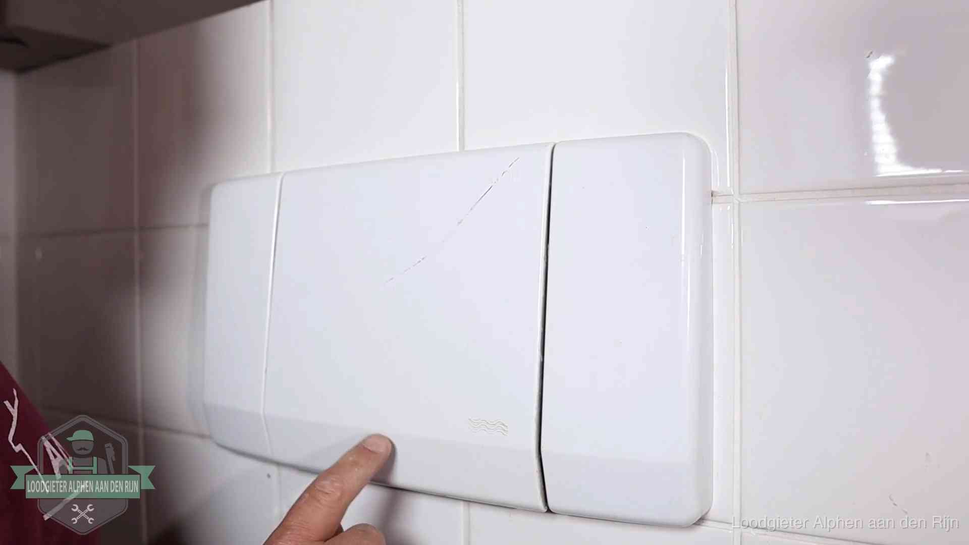Bedieningspaneel van een inbouwreservoir van een hangend toilet in Alphen aan den Rijn