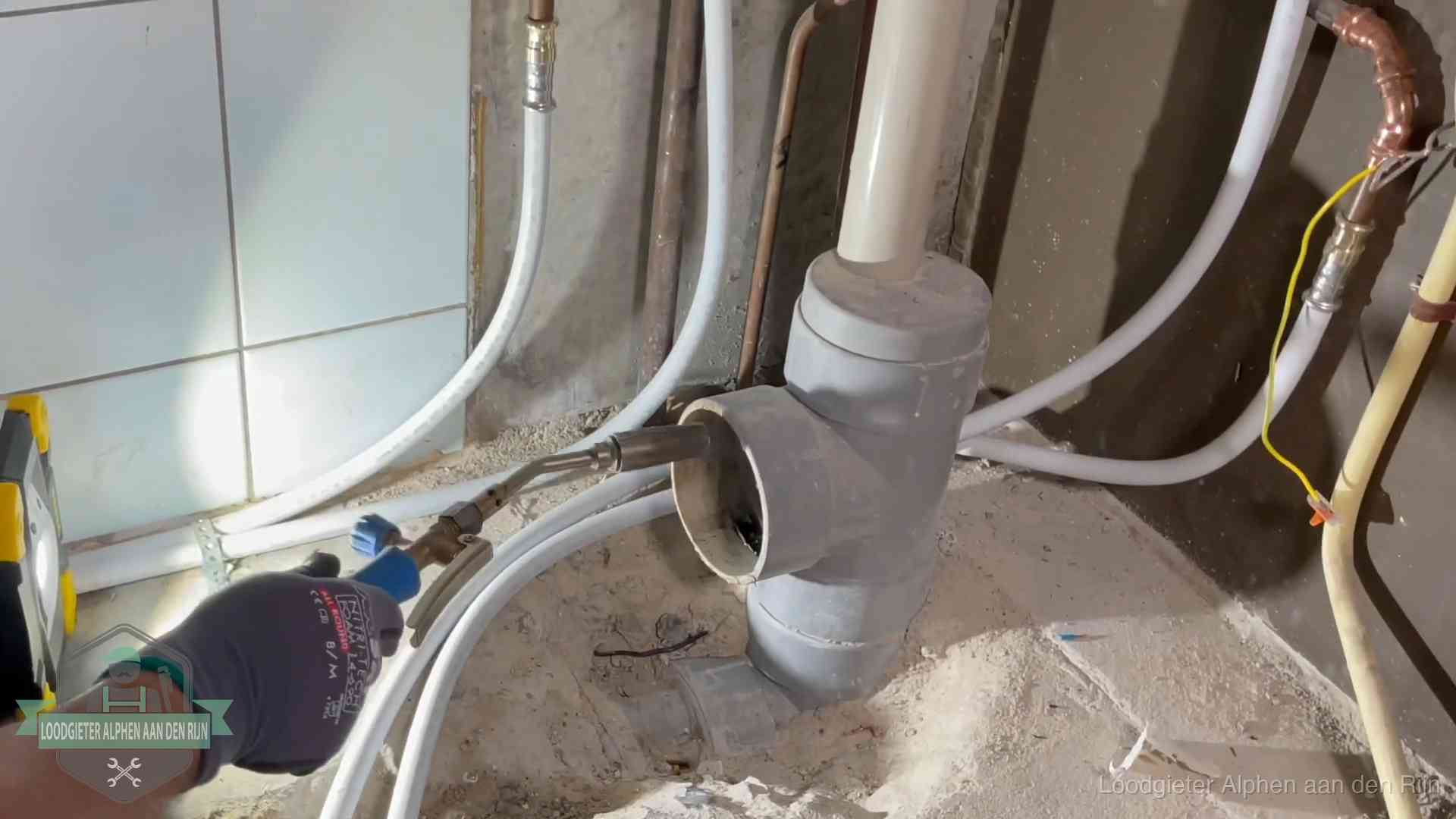 Verstopping in een huurwoning in Alphen aan den Rijn Loodgieter werkt aan leidingen bij de pvc-standleiding van een huurwoning in Alphen aan den Rijn