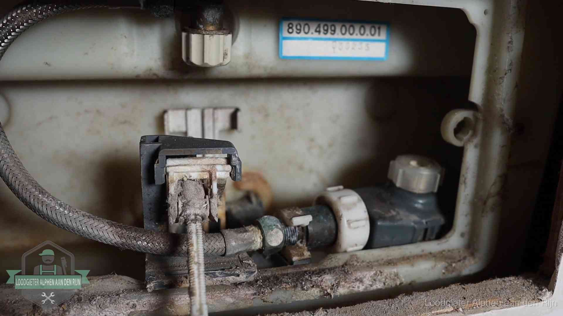 Verkalkt binnenwerk van een stortbak met vlotterkraan in Alphen aan den Rijn