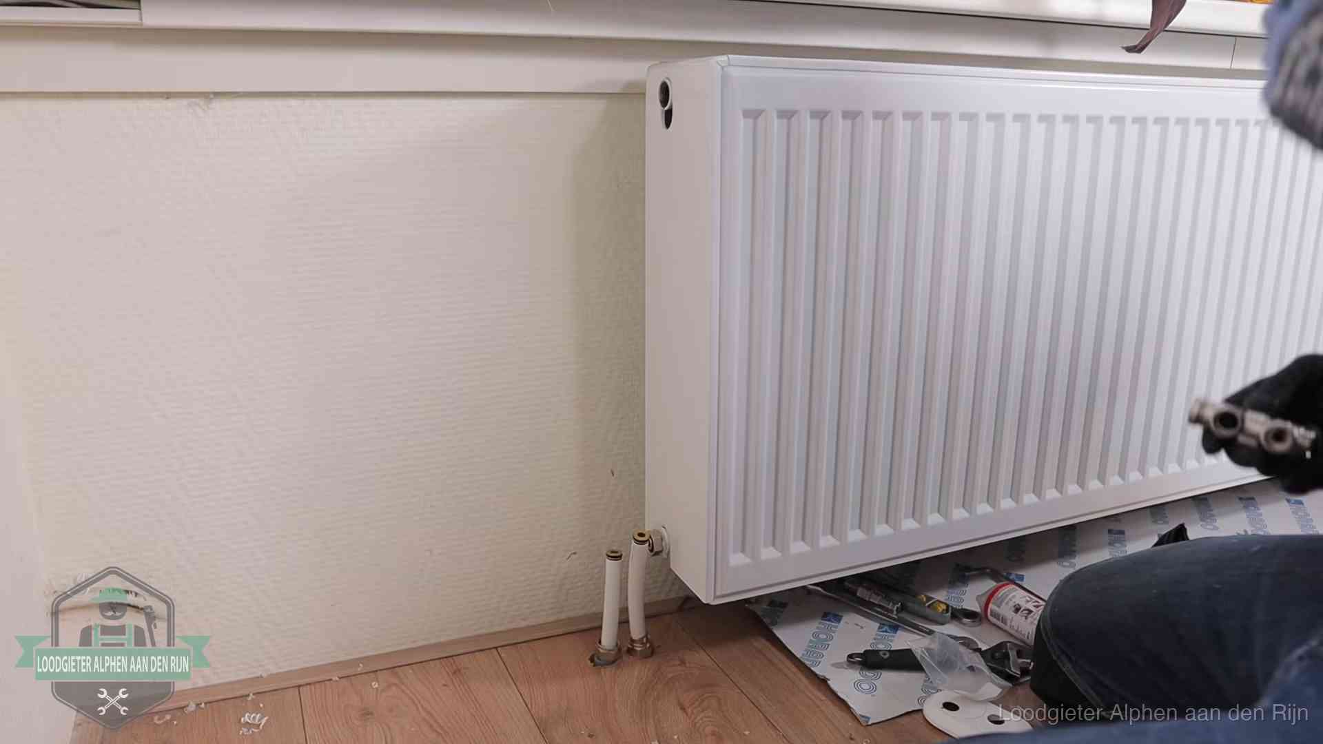 Verwarming per wijk in Alphen aan den Rijn Nieuw gemonteerde radiator in een woonkamer in Alphen aan den Rijn