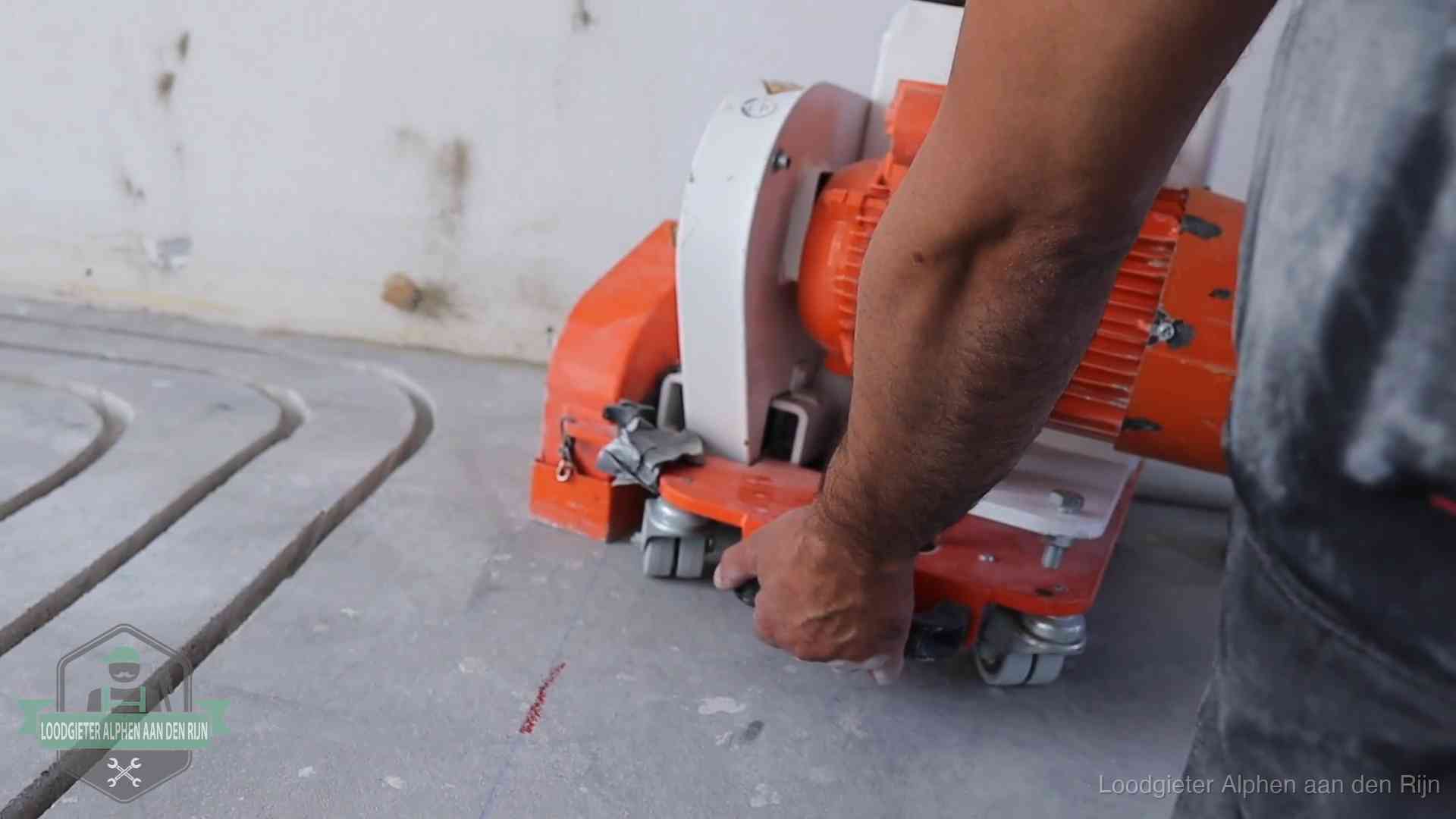 Lekkage in de vloerverwarming opsporen in Alphen aan den Rijn Sleuvenpatroon voor vloerverwarming in de dekvloer van een woning in Alphen aan den Rijn