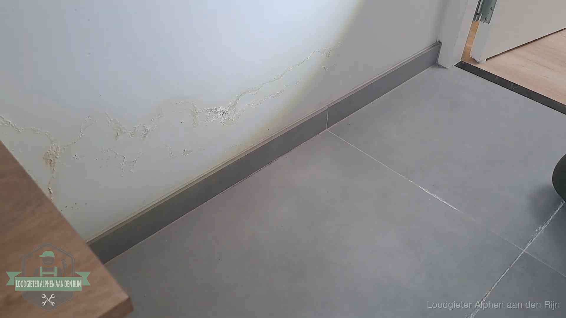 Verzekering en daklekkage in Alphen aan den Rijn Waterschade met kalkuitbloeiing op een binnenwand in Alphen aan den Rijn, vastgelegd voor de verzekering