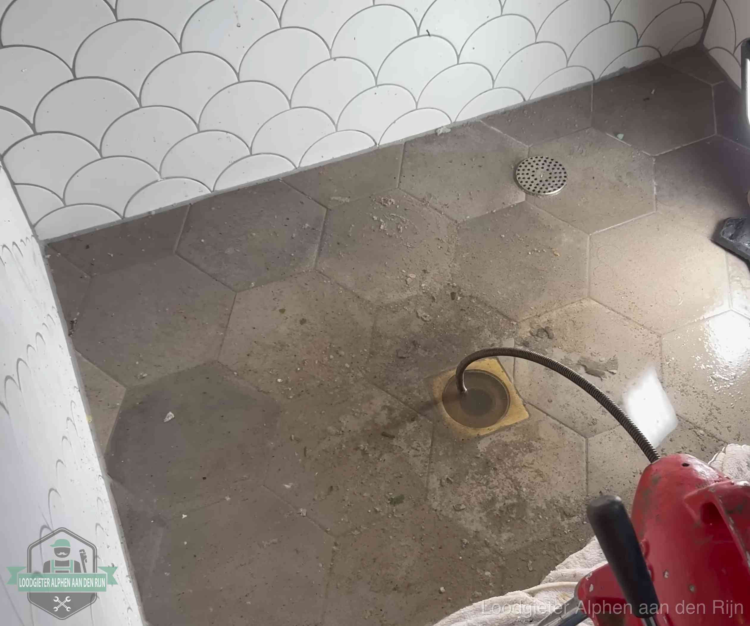 Vloerput met waterslot in een badkamer in Alphen aan den Rijn, een bron van stank als het waterslot droogstaat