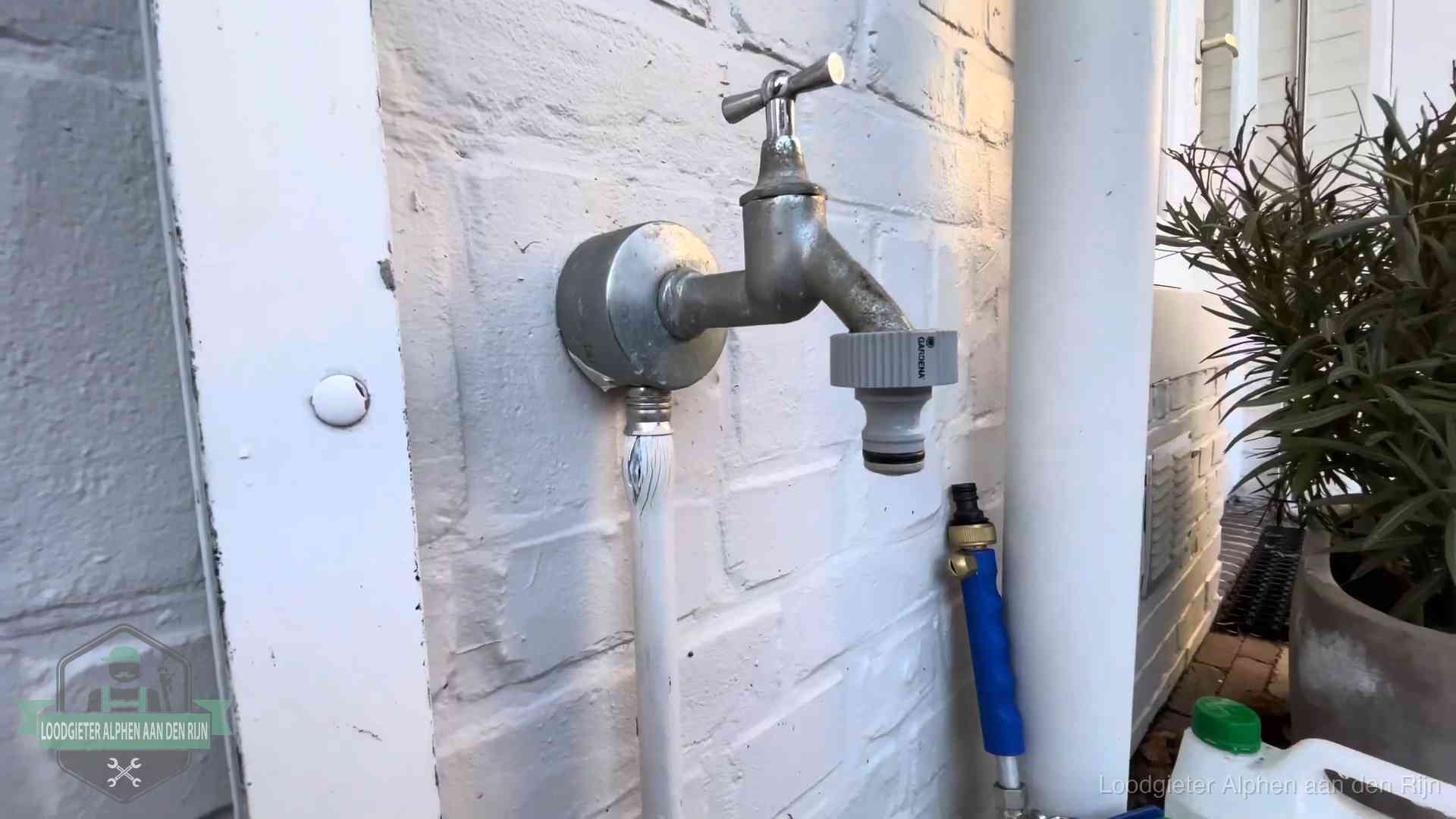 Hoge waterrekening in Alphen aan den Rijn Buitenkraan met slangaansluiting bij een woning in Alphen aan den Rijn, sluipverbruik zie je terug op de waterrekening