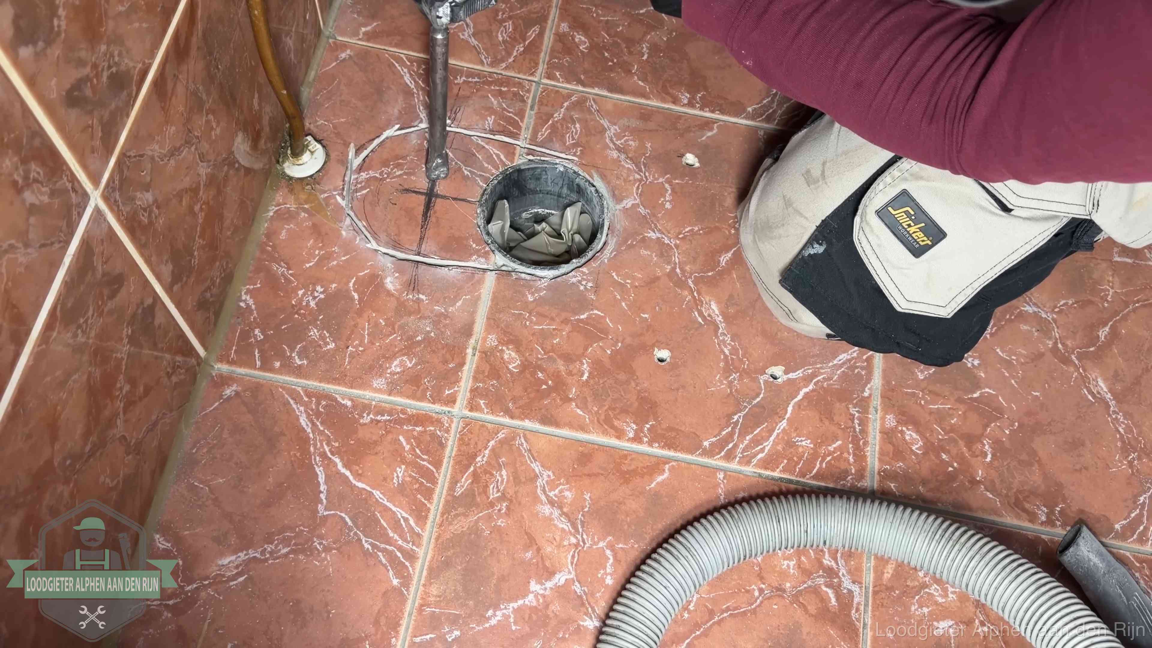 Open rioolaansluiting in de vloer waar de wc-pot is gedemonteerd in Alphen aan den Rijn