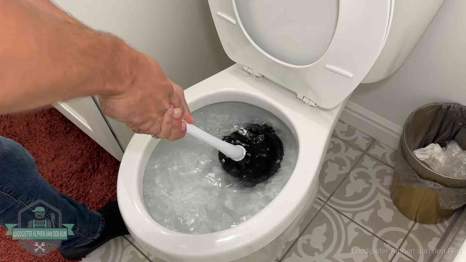 Zelf de wc ontstoppen met een plopper in Alphen aan den Rijn, het water kolkt in de pot