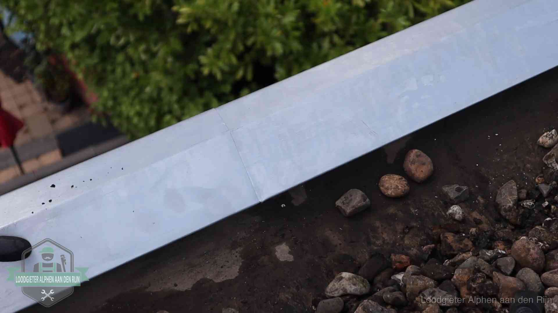 Garantie op dakwerk in Alphen aan den Rijn Strak gesoldeerd naaddetail in een zinken daktrim op een dak in Alphen aan den Rijn
